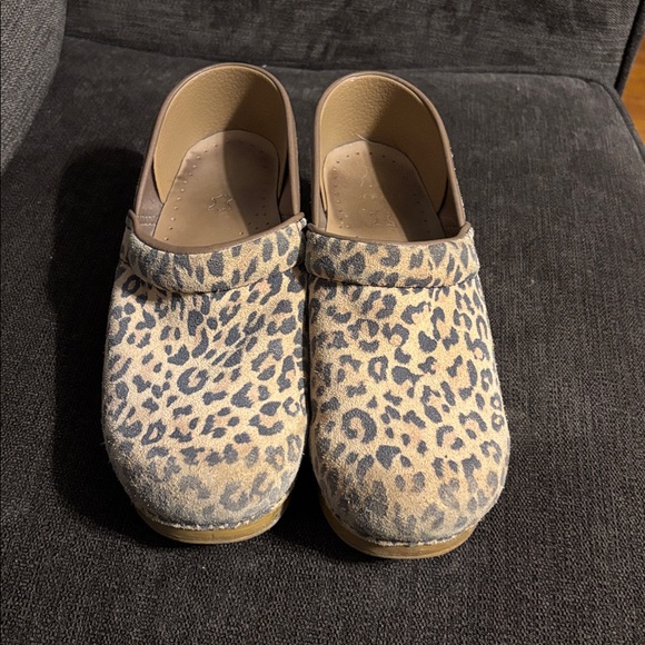 Leopard Print Clogs - Picture 2 of 5